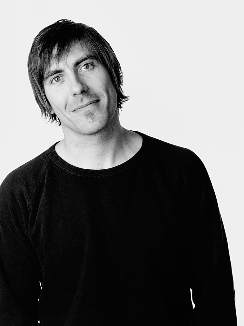 拍照時,讓頭隨性偏向一側的 IKEA 設計師 Jon Karlsson,就連髮型看起來也沒有特別整理過