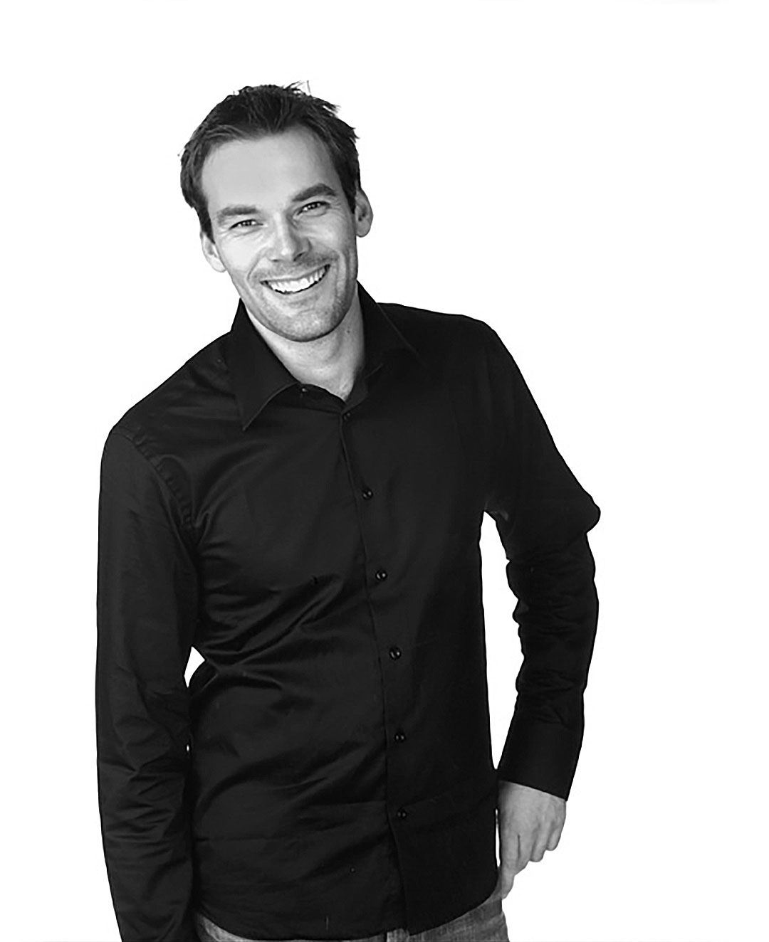 IKEA 設計師 Marcus Arvonen 這張的站姿非常隨性,也許這樣拍照就是他最舒適的姿勢