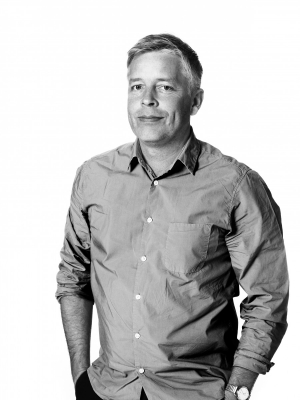 捲起袖子,雙手插口袋的 IKEA 設計師 Henrik Preutz