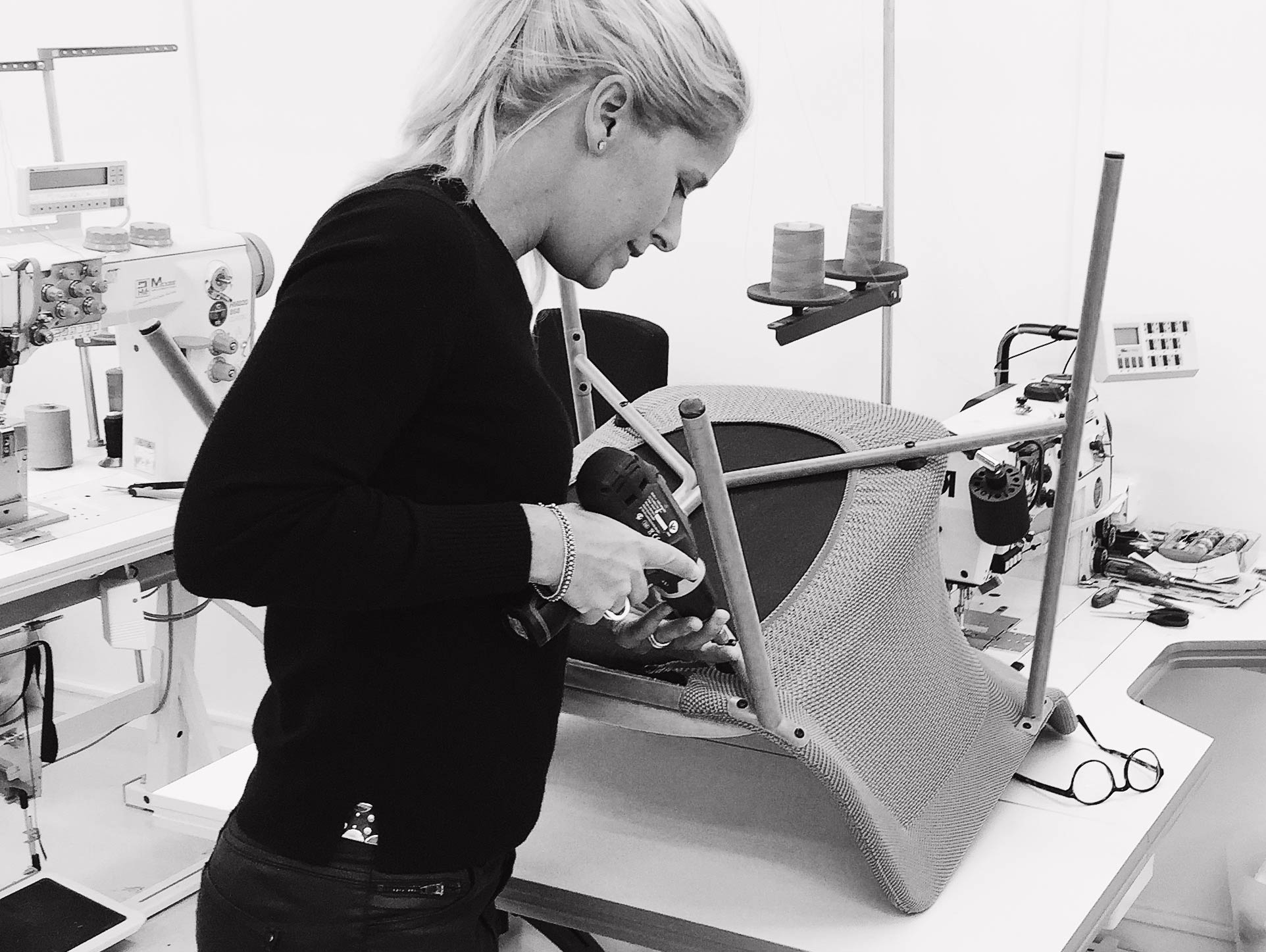 IKEA 設計師的黑白照片，為什麼不會像遺照？