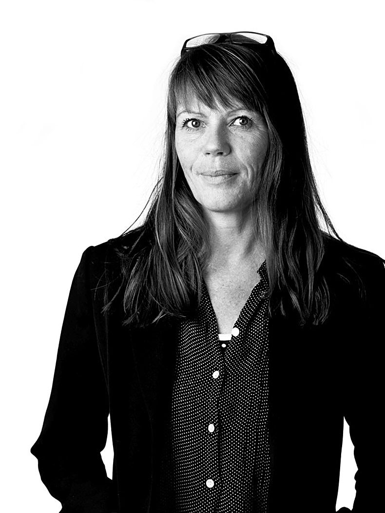 IKEA 設計師 Synnöve Mork 在拍照時習慣保留頭上的眼鏡(應該是老花眼鏡),不會刻意取下來